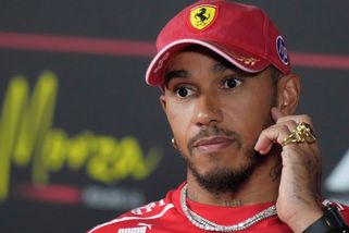 Chaos u Ferrari bude mít dohru. Hamilton volá po změně - Sport.cz